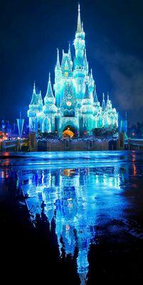 ¿Qué pasaría si los personajes de Disney estuvieran en Hogwarts?Dale vida a tu personaje favorito e inventa tu propia historia en esta escuela de magia.
