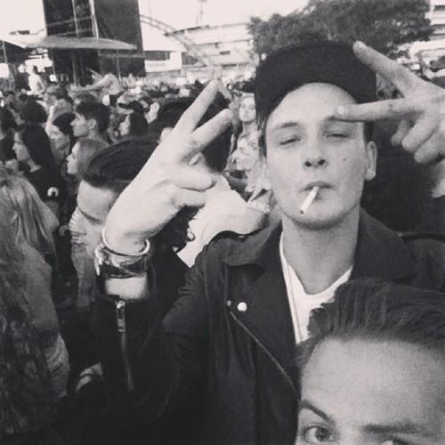 Backto_november's profile picture. MCMXCIX  | ♡ i was blue and sad♡ | Nada que valga la pena ver.