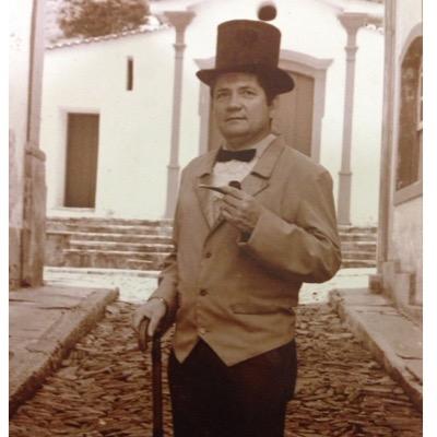 Cinéfilo, com incrível entusiasmo na curiosidade, paixão pela docência – Direito, Economia e História -, e um amor não correspondido pela música.