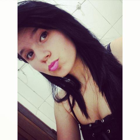- #_Escorpiana , carinhosa ,  apaixonada por Linkin Park :3 & muito idiota :}}' . . .  Admiro pessoas que me fazem sorrir quando estou triste :T #_FollowMe ? .