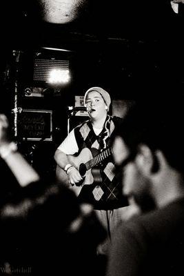 Singer, songwriter, guitarist, tu carra