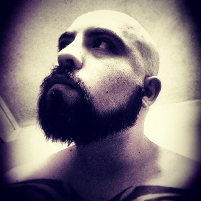 De naturaleza irresponsable, turista laboral, mentiroso por defecto, adoro la desgracia y olvidadizo a ratos. Ir más allá del horizonte, do remonta la verdad...
