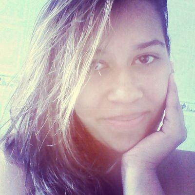 Estudante de Letras, English teacher, flamenguista,21 anos. Feita de abraços, sorrisos, ânimo, bom humor, sarcasmo, preguiça e sono.