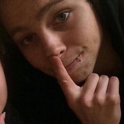 rt or fave link in bio please ily // free follow from @xpunklashtonx