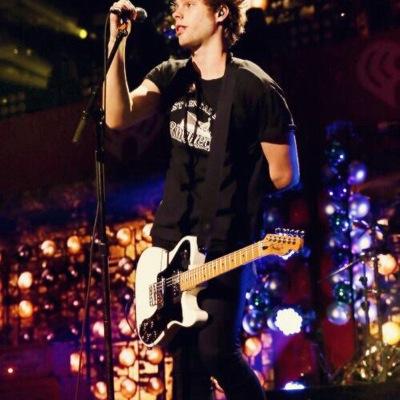 Hello, please follow @toixchemmo she was hacked at 13k and lost Lukes follow, Rt link to help her get it balck
