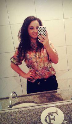 I am 16 years old
I love reading,
I'm in love
write very short, and my favorite phrase is
NOTHING IS WRONG IF YOU DO HAPPY,