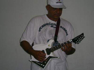 I am a music lover, especially choro, my preferred instrument is the guitar Bahia.