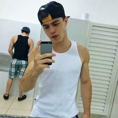 I'm Rocher and Geezer. 17 anos. Mineira. FANFIC ABAIXO. Gus seguiu 01/10 :3