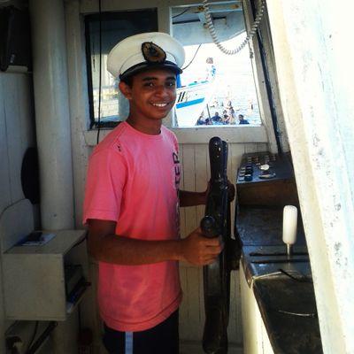 As vezes também penso que eu não sou, pareço pertencer a uma galáxia longínqua de tão estranho que sou de mim. Sou eu? Espanto-me com o meu encontro. (CL)