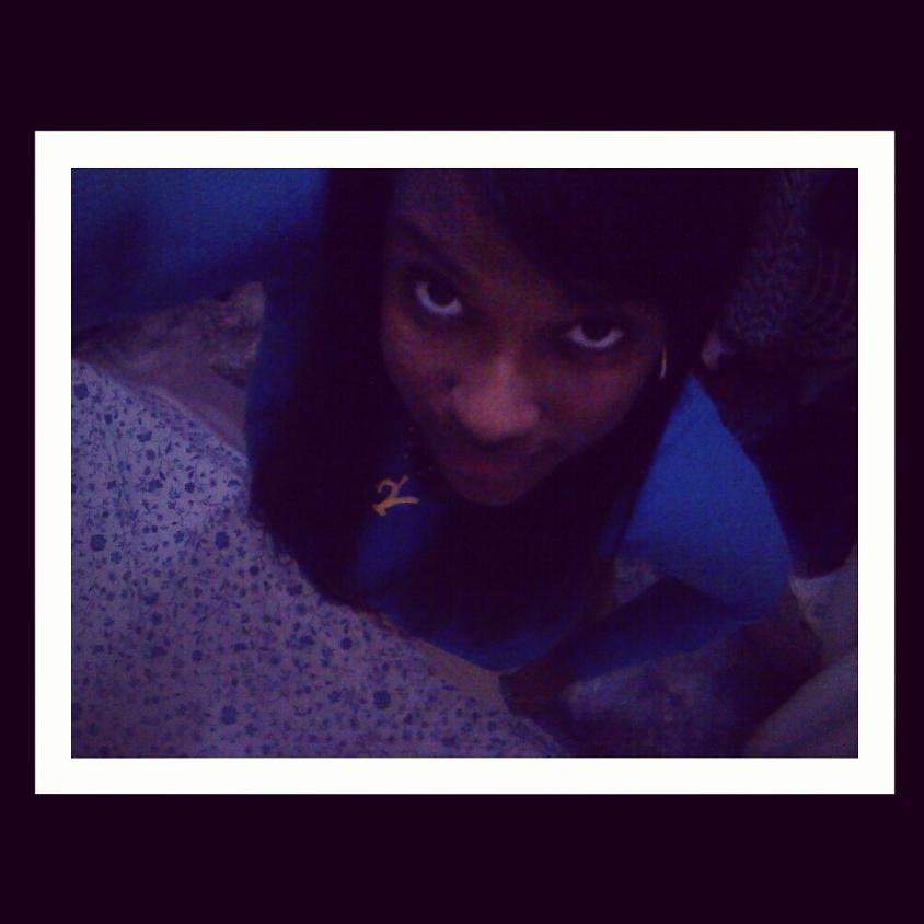 soy una de las pocas chicas q trata  de siempre  sonreirle a la vida x q tengo miedo de q la vida se ria de mi ♥_♥