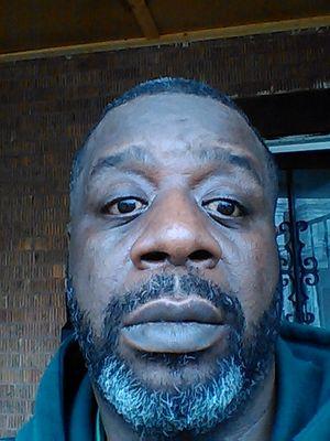 lylesgreg17's profile picture. 