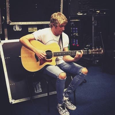 you should follow @twitchyniall