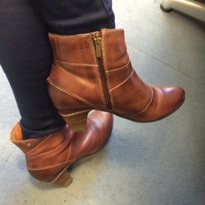 Zapatos con o sin tacón. Todos nos gustan. Ojea aquí cómo calza la gente de la calle. Shoes street style. Tendencias y moda en el calzado.