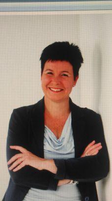 Moeder,vrouw van,huidcoach, schoonheidsspecialiste, drogiste, zingen,muziekfan, leest graag, hardlopen, leergierig, sociaal