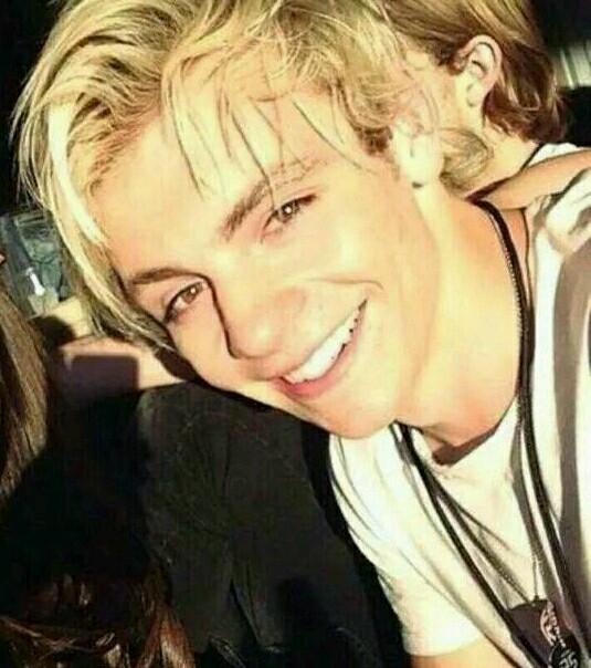 I am R5'er and lauratica forever