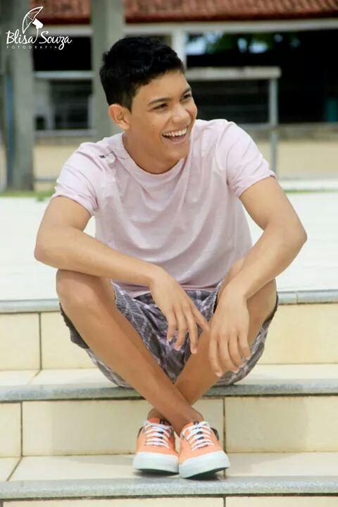 sou aquele que supera suas dificuldades, e  segue rumo ao seus objetivos sempre sorrindo.