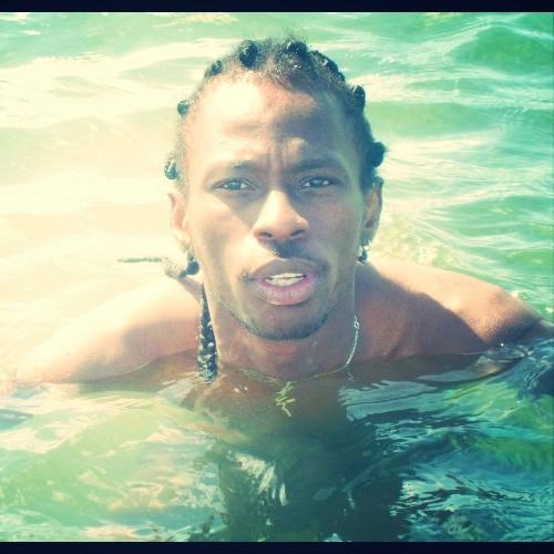 Un peu fou parfois.. Tantot avk les miens tantot avk tout le monde lol.. Kik..bidoss