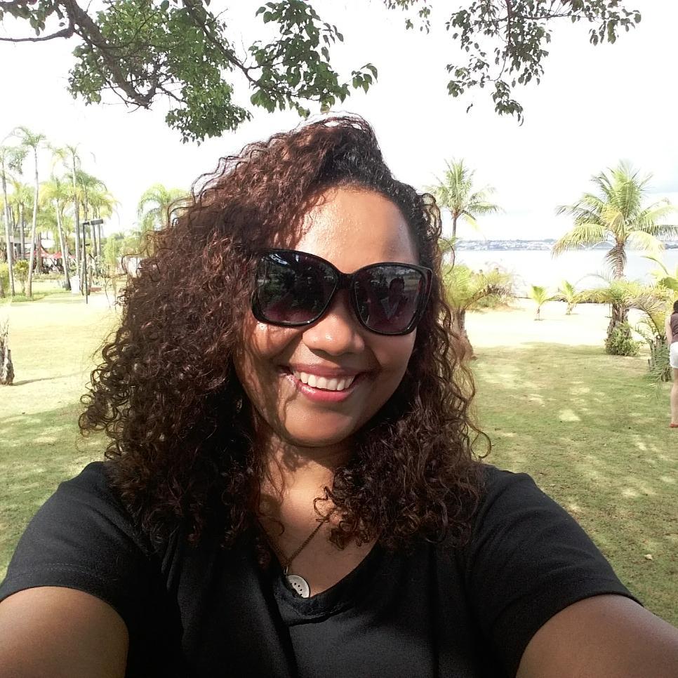 TE SIGO E VC ME SEGUE DE VOLTA. Amiga. Irmã. Filha. Sensível. Extrovertida. Exigente. Determinada. Batalhadora.Guerreira. Mas acima de tudo, DEUS!
