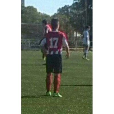 Con el 17 en la espalda. Fútbol un estilo de vida. Aprendi de mis errores para ser mejor cada dia.Tu amor me hace fuerte, tu odio me hace imparable.