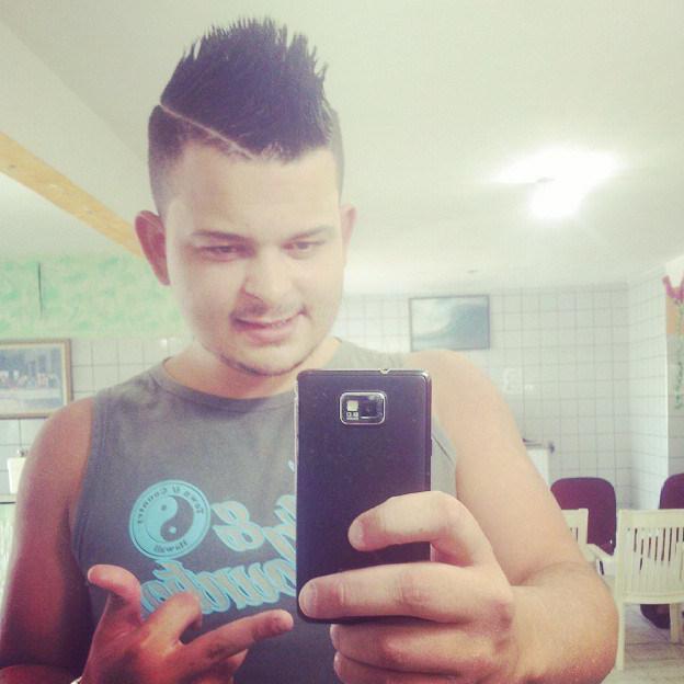Loko / divertido / 20 anos / chato pra ...  /bebo pra ... / Feliiz /