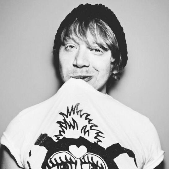 Hijo de Arthur y Molly Weasley. Mago. Gryffindor. Mejor Amigo de Harry. Tengo más pecas que vida