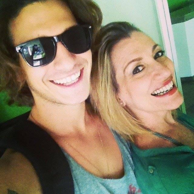Só queremos teu abraço príncipe Adamovich.                                               Donas: Vitória (@viick27) e Nathy (@eitaNathy_)