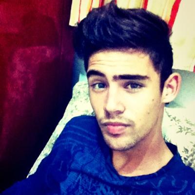 Brazilian sportsman who loves football and snow.