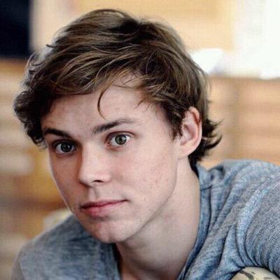 Free follow from @hotchoconarry cos ur fab sweetie, rt the link below and tag ash pls itd mean a lot