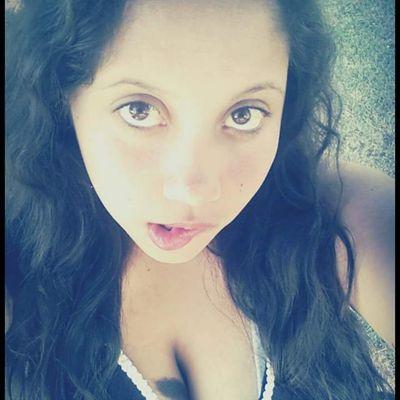 bueno soy una chica de chile muy simpatica y tierna.Me gusta el rap español y el futbol  soy muy divertida bueno eso.... saludos!!!!!!!!!!!