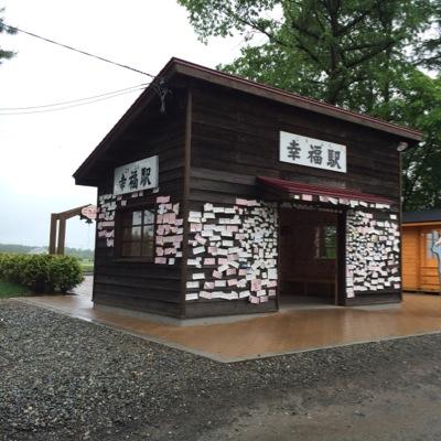 中央大学法学部法律学科卒。現在、医学書出版社勤務。中央大学学員会副会長（若手学員委員会委員長）南甲倶楽部・出版白門会所属。