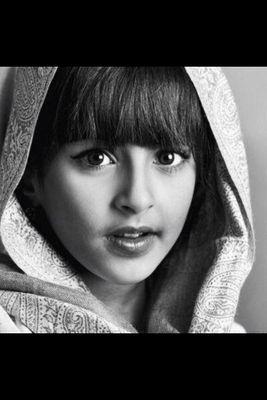 ‏‏‏‏‏‏‏‏ﺂنآإ تِلگ  ﺂلٱنثىّ .. 
ﺂلتيّ مزجت رُﯙحهآ بَ ﺂلوَفآء .  لَستُ ضَعيفہ !!
ﯙ ﻟگنّ مُتمآديّھ فَيْ ﺂخلٱصي/ آدم/ مادمت لست من محارمي ف آجعل لحرفك حدود