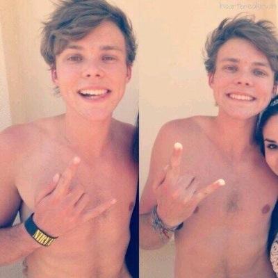 please go follow @GODAMNCLlFFORD hse follows back !!