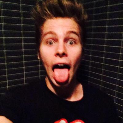 WE JUST WANT LUKE TO FOLLOW US @sugarhxmmings and @Lukes_M0ans