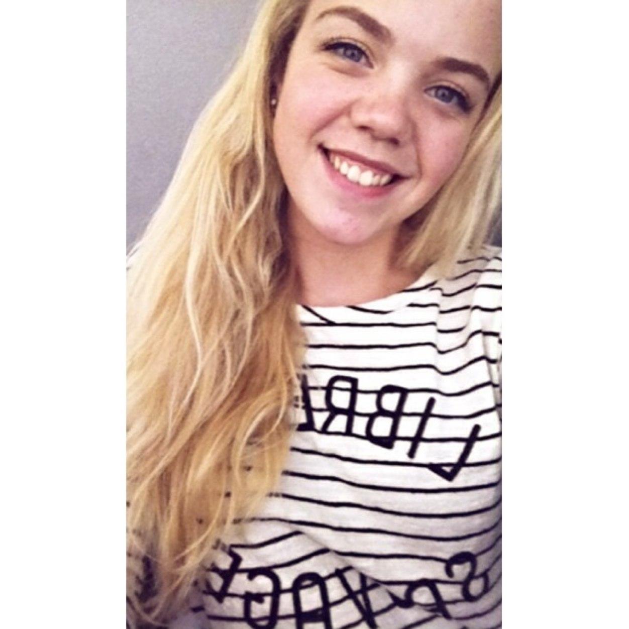 xIkBenRenee_'s profile picture. Together we can just let go, pretend like there's no one else here that we know.