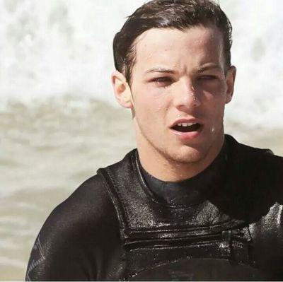 Louis ama a Eleanor tanto quanto minha mão ama sua cara.