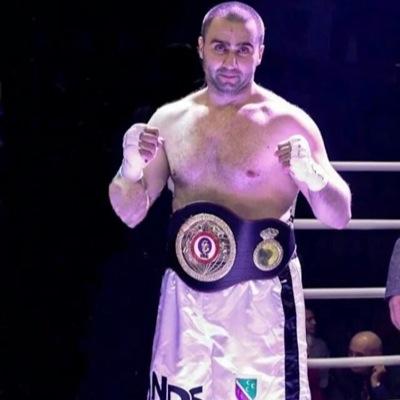 Magistar politickih nauka i diplomirani pravnik,advokat,sportista,evropski sampion u profesionalnom boksu.Profi skor:24 meca,24 pobjede,21nokaut,0 poraza...