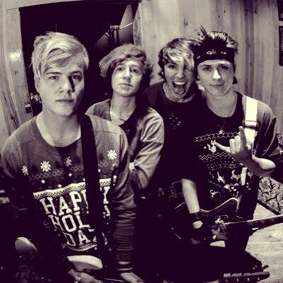 Hello I make imagines about a band called Hollywood Ending!!! ∞  Follow me? @sorry_im_eemma thanks!!!