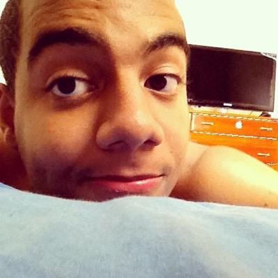 Foi por amor que Jesus se entregou numa cruz, por nos amar do pecado ele nos libertou, nao há no mundo nada que vença esse amor