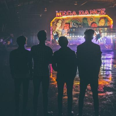follow @bandauthority ✨ tweet her a photo of your ☀️ (sunshine) with #MTVHottest 5sos for a follow back ❤️