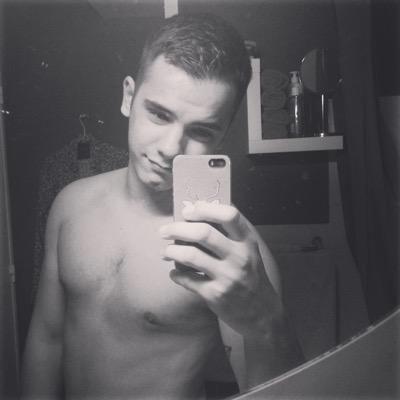 Juliengoncal's profile picture. Snapchat : ju_lienn1993