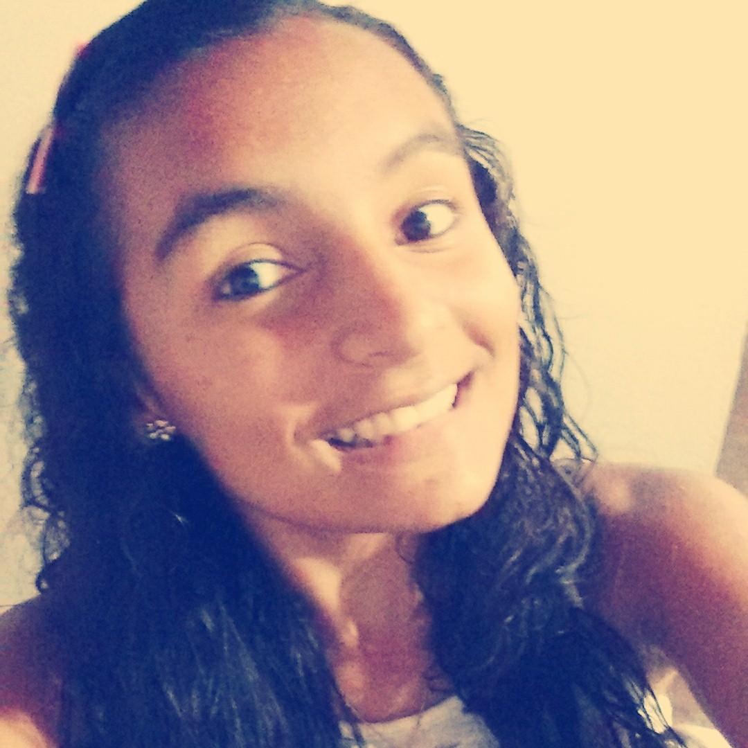 simples,simpática e humilde! Fé em Deus sempre ^^