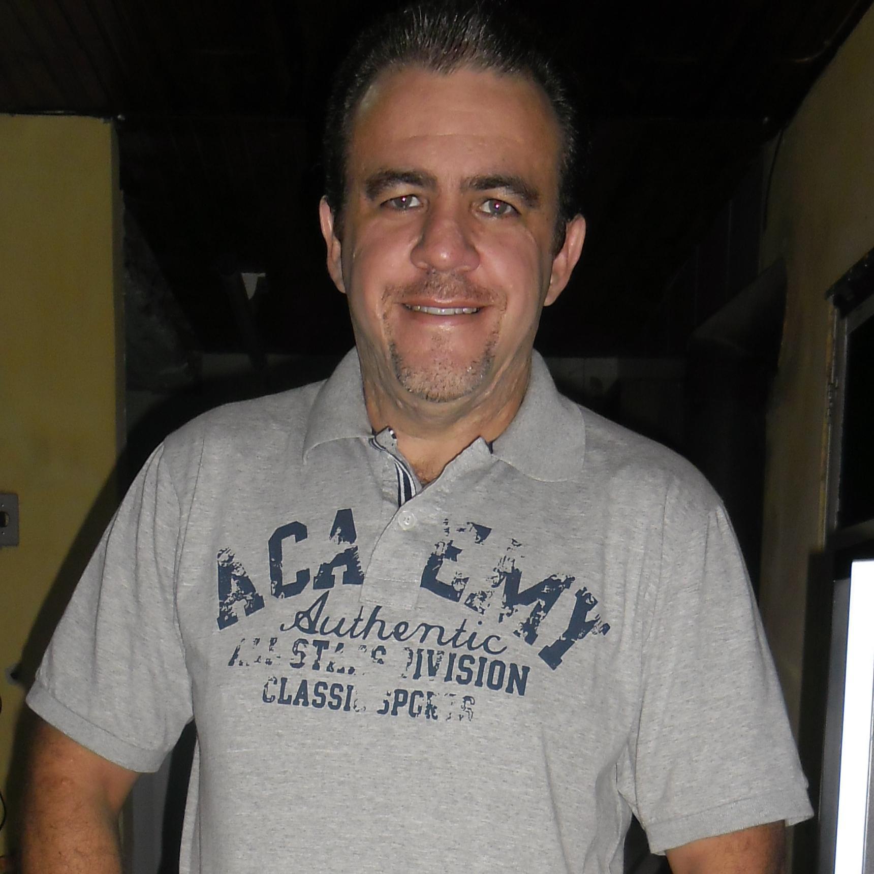 Nós não precisamos ser maravilhosos cantores ,ou incríveis pregadores, precisamos ser servos, pois o que Deus usa é servo! toco contra baixo . casado uma filha.