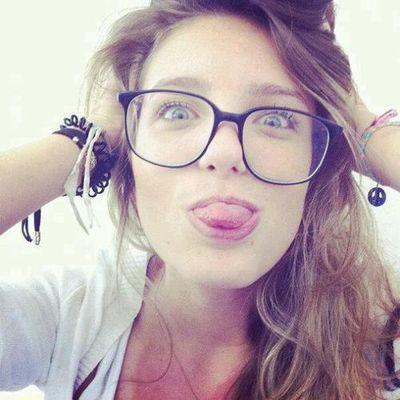 Dei esse follow gráts, não precisa me seguir, mas POR FAVOR siga @pat_trib, por favor ela está em meta. Um beijo