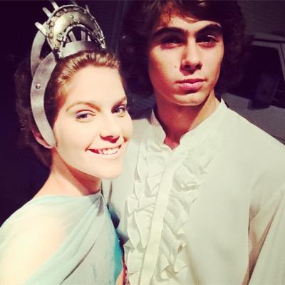 -e como você meu mundo faz sentido, e seu lugar é bem aqui comigo, eu ja sabia que ia acontecer, eu e você- SÓ AMOR E NADA MAIS! #PERINASUPREME