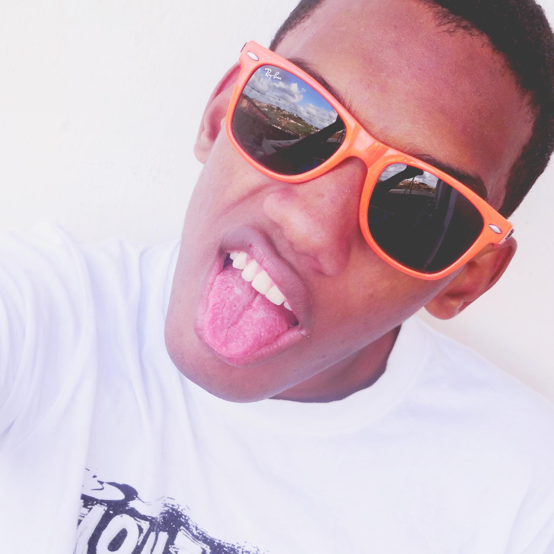 Tenho 19 anos, sou canceriano, pernambucano, extrovertido, às vezes tímido, chato, mas legal, gosto de músicas (ouvir/cantar :P), amigos, Beyoncé.. Segue aê \õ/