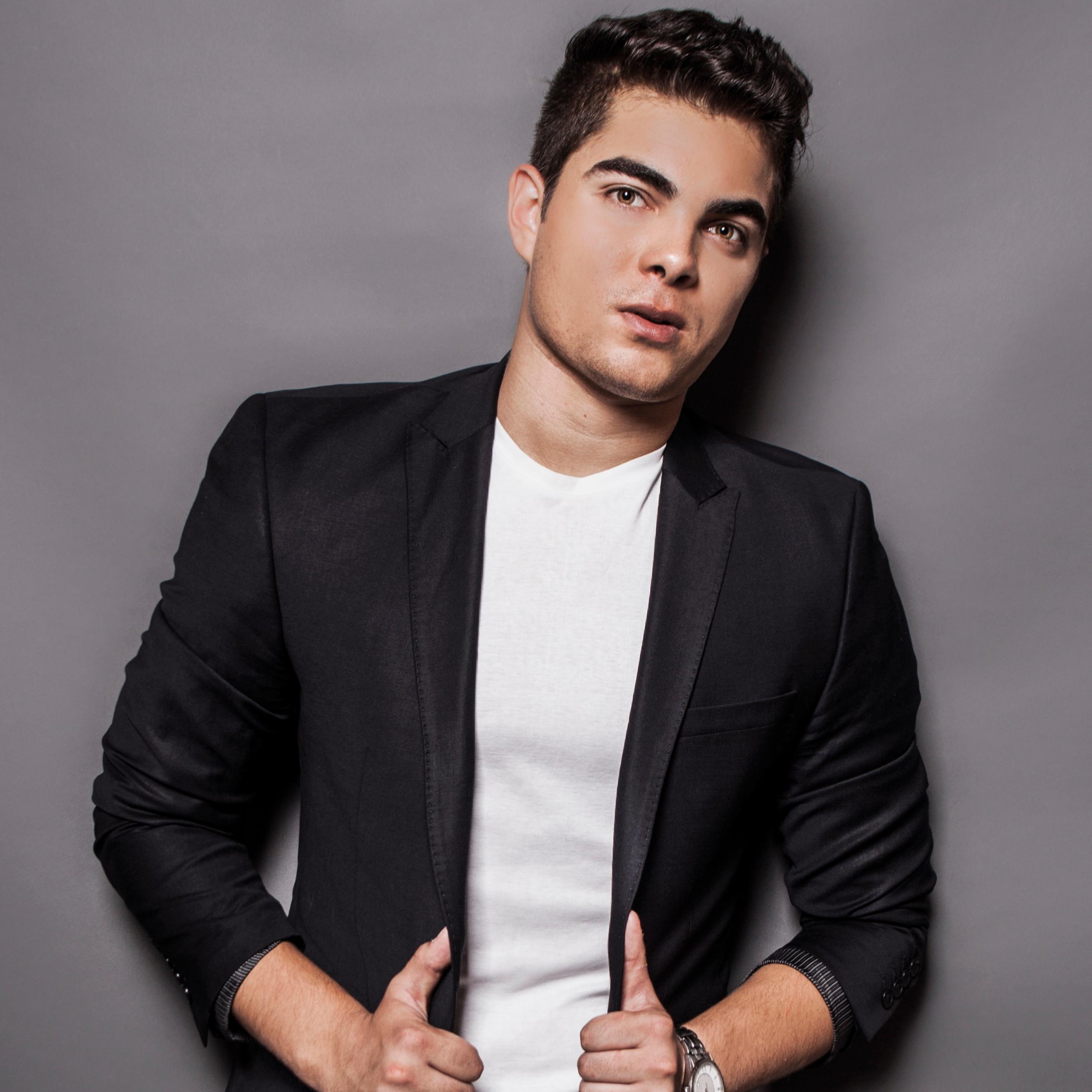 Alvaro Rod es un cantautor juvenil, compositor e interprete de temas de la serie 