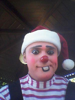 Soy un payaso que divierte a grandes y pequenos fomentando la equidad de genero y con deceos que el adulto mayOr tenga muchos pribilegios estudiante de lit.