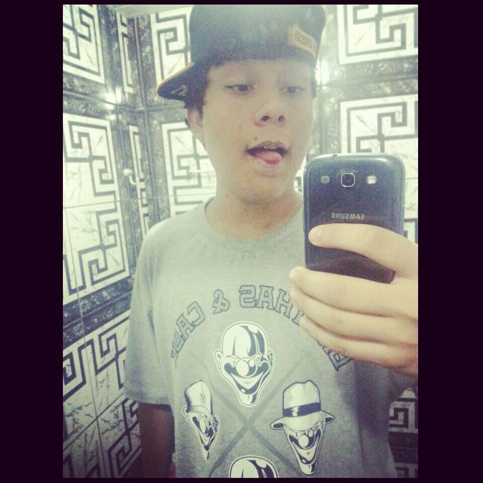 Apenas 1 rapaz que usa o boné pra traz sem qualidade ainda ♪♪