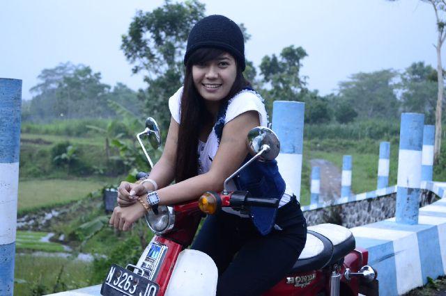 Jangan liat-liat. Follow aja, siapa tau kita jodoh... hihihi