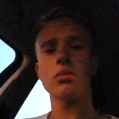 18 år gammal Göteborgare. spenderar en del tid på gymmet 
instagram: kevingraf (Följ). Fb: kevin graf